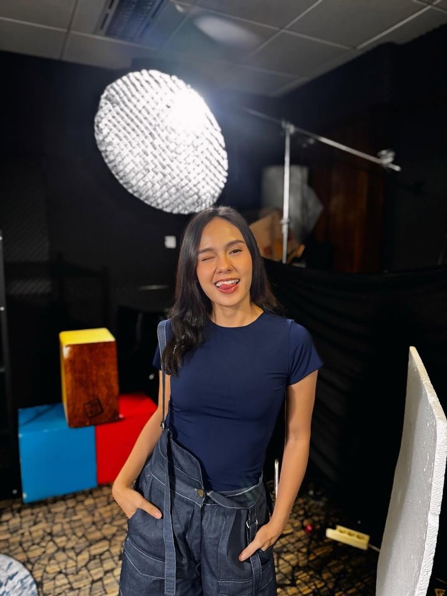 Angie Ang Hobi Belanja, Punya Siasat Biar Lemari Gak Penuh