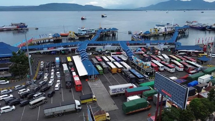 Antrian kendaraan di pelabuhan Ketapang, Banyuwangi.