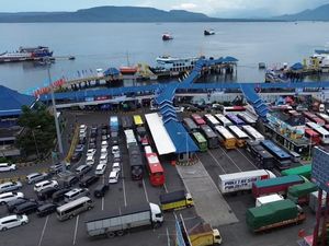 ASDP Kerahkan 30 Kapal buat Urai Macet di Pelabuhan Ketapang