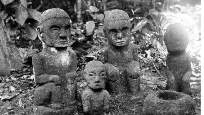 Arca batu pemujaan di Dologsilou, Simalungun, 1938. (Sumber : kitlv.nl)