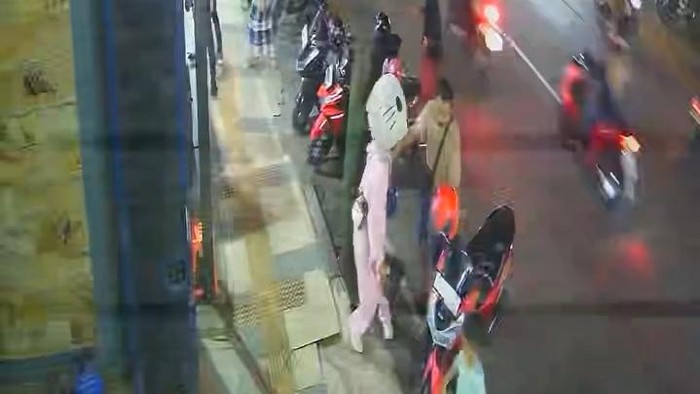 Badut pengamen di Jalan Sunan Kaligaja, Kota Tuban ditabrak motor malah dimaki dan ditampar hingga diminta sujud pemotor
