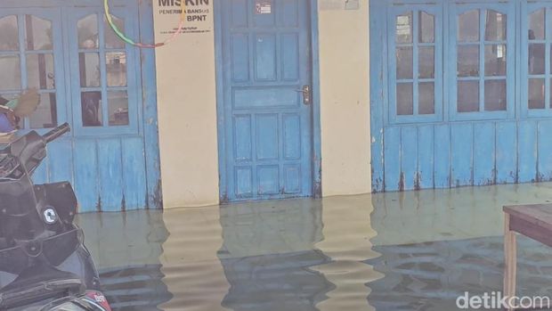 Banjir Rob Pati Rumah di Desa Tunggulsari Kecamatan Tayu, Kabupaten Pati terkena banjir rob, Jumat (5/6/2026).