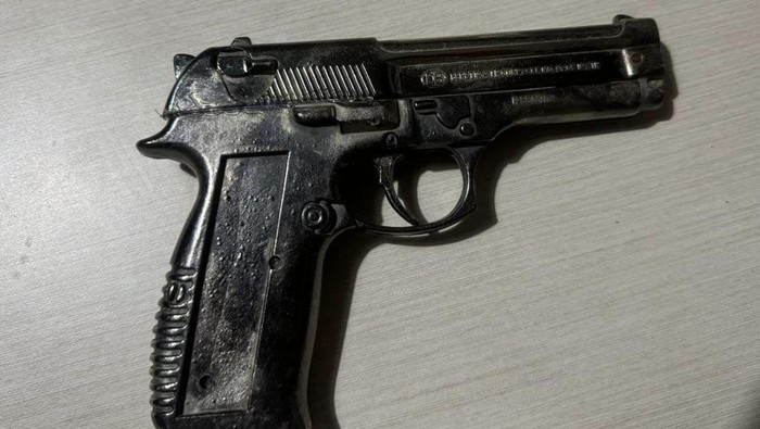 Barang bukti kasus pelajar Kendari kecelakaan motor akibat ditodong pistol mainan oleh bos geng motor. Dokumen Istimewa