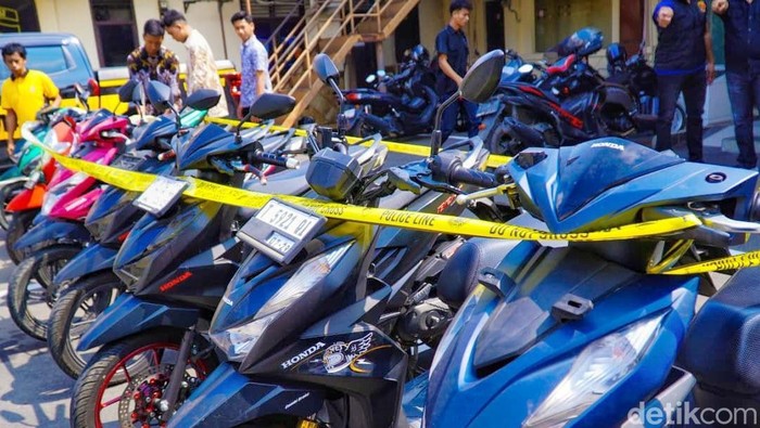 Barang bukti pencurian motor di Karawang.
