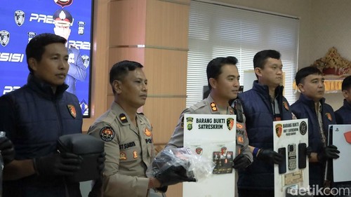 Kapolres Gianyar AKBP Chandra Kesuma menunjukkan barang bukti saat konferensi pers di kantornya, Jumat (5/6/2026).