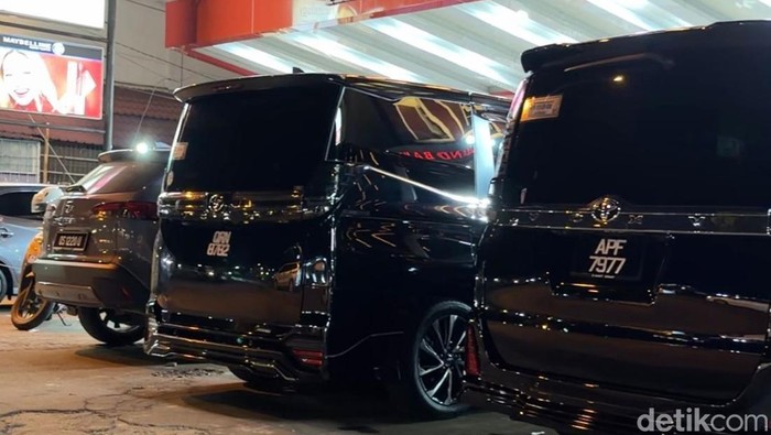 Barisan mobil mewah pelat Malaysia parkir di depan salah satu toko di Kota Pontianak, Kalbar.
