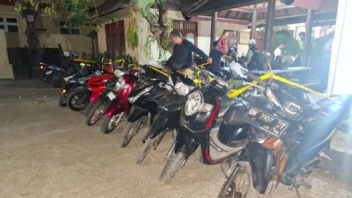 Belasan motor hasil curian dijejer di Mapolsek Sukawati, Jumat (5/6/2026). (Dok Polres Gianyar)