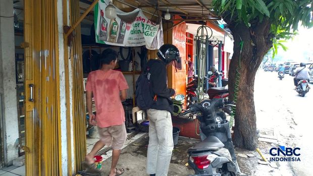 Bengkel motor di daerah Mampang, Jakarta Selatan, Jumat (5/6/2026). (CNBC Indonesia/Martyasari Rizky)