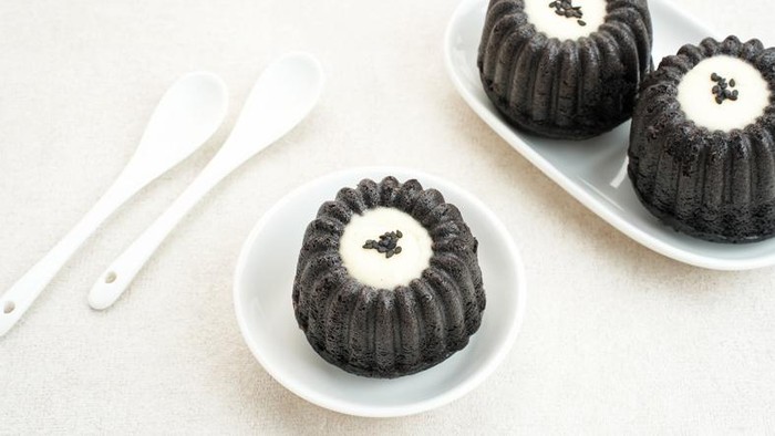 Bolu ketan hitam isi cream cheese.