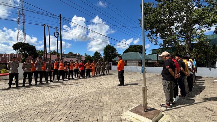Tim SAR gabungan briefing sebelum melakukan pencarian lansia tenggelam di sungai Desa Ujung Tanah, Bone.