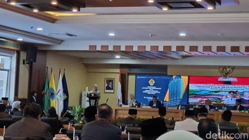 Ketua BPK RI Isma Yatun saat membacakan hasil LPH LKPD Pemprov NTB tahun 2025 di acara Rapat Paripurna, Jumat (5/6/2026).