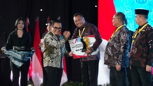 Bupati Gianyar, I Made Mahayastra, menerima dua penghargaan dan hadiah uang tunai pada ajang Apresiasi Pemerintah Daerah Berprestasi Tahun 2026 Regional Jawa–Bali, Yogyakarta, Jumat (5/6/2026). (Dok Pemkab Gianyar)