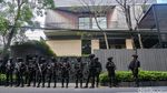 Dikawal Brimob, KPK Geledah Rumah Silmy Karim Usai Penahanan