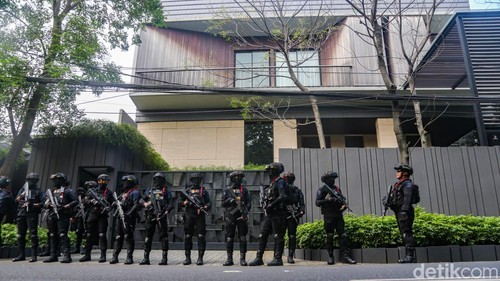 Komisi Pemberantasan Korupsi (KPK) menggeledah rumah mantan Wakil Menteri Imigrasi dan Pemasyarakatan (Imipas) Silmy Karim di kawasan Jalan Brawijaya III, Kebayoran Baru, Jakarta Selatan, Jumat (5/6/2026). Penggeledahan dilakukan sehari setelah Silmy resmi ditahan sebagai tersangka dalam kasus dugaan pemerasan dan gratifikasi.