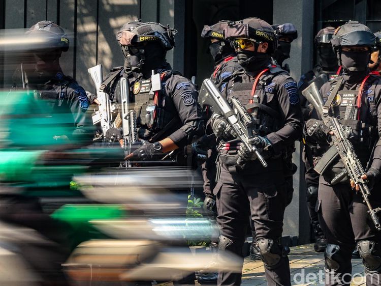 Dikawal Brimob, KPK Geledah Rumah Silmy Karim Usai Penahanan