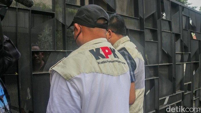 Komisi Pemberantasan Korupsi (KPK) menggeledah rumah mantan Wakil Menteri Imigrasi dan Pemasyarakatan (Imipas) Silmy Karim di kawasan Jalan Brawijaya III, Kebayoran Baru, Jakarta Selatan, Jumat (5/6/2026). Penggeledahan dilakukan sehari setelah Silmy resmi ditahan sebagai tersangka dalam kasus dugaan pemerasan dan gratifikasi.