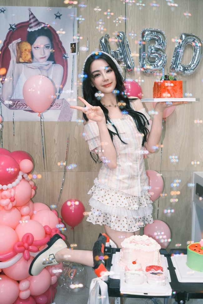 Saat tampil untuk majalah Marie Claire edisi Juni 2026, Dilraba Dilmurat mengungkapkan di usia barunya ini sebenarnya dia ingin belajar hal baru seperti surfing dan skateboarding. Namun dia khawatir akan mengalami cedera dan menganggu jadwal syuting drama terbarunya. Foto: Dok. Weibo Dilraba Dilmurat