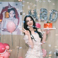 Saat tampil untuk majalah Marie Claire edisi Juni 2026, Dilraba Dilmurat mengungkapkan di usia barunya ini sebenarnya dia ingin belajar hal baru seperti surfing dan skateboarding. Namun dia khawatir akan mengalami cedera dan menganggu jadwal syuting drama terbarunya. Foto: Dok. Weibo Dilraba Dilmurat