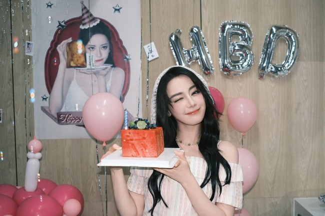 Sambil mengedipkan mata ke arah kamera, Dilraba memamerkan kue ulang tahun unik berbentuk kotak berwarna merah. Aura bahagia terpancar dari wajah cantik aktris keturunan Uyghur itu. Foto: Dok. Weibo Dilraba Dilmurat