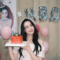 Sambil mengedipkan mata ke arah kamera, Dilraba memamerkan kue ulang tahun unik berbentuk kotak berwarna merah. Aura bahagia terpancar dari wajah cantik aktris keturunan Uyghur itu. Foto: Dok. Weibo Dilraba Dilmurat