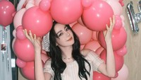 7 Gaya Gemas Dilraba Dilmurat Ultah ke-34, Manis Pakai Rok Mini Polkadot