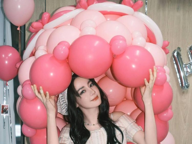 7 Gaya Gemas Dilraba Dilmurat Ultah ke-34, Manis Pakai Rok Mini Polkadot