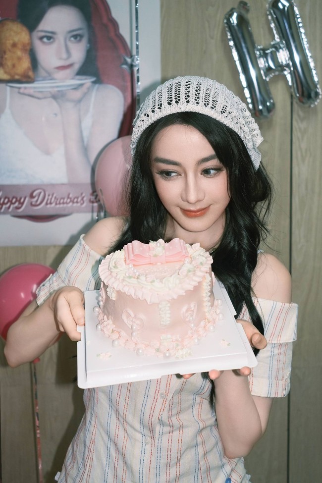 Menatap kue ulang tahun bernuansa pink pastel dengan detail pita, penampilan Dilraba kali ini banjir pujian netizen. Banyak yang terpukau karena wajah bintang drama China Love Beyond The Grave itu dinilai sama sekali tidak menua. Foto: Dok. Weibo Dilraba Dilmurat