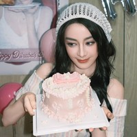 Menatap kue ulang tahun bernuansa pink pastel dengan detail pita, penampilan Dilraba kali ini banjir pujian netizen. Banyak yang terpukau karena wajah bintang drama China Love Beyond The Grave itu dinilai sama sekali tidak menua. Foto: Dok. Weibo Dilraba Dilmurat