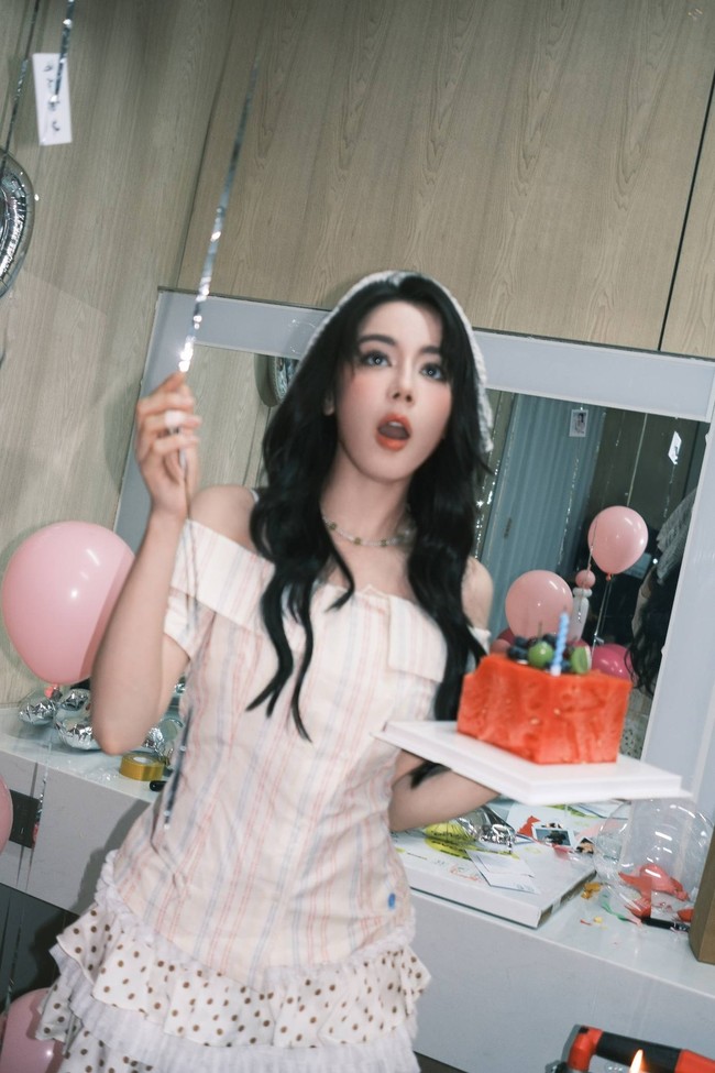 Pada perayaan ulang tahunnya, Dilraba tampil manis memakai atasan off-shoulder bermotif garis-garis vertikal warna pastel dan rok mini polkadot dengan detail ruffles putih di bagian tepinya.  Foto: Dok. Weibo Dilraba Dilmurat
