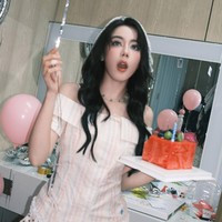 Pada perayaan ulang tahunnya, Dilraba tampil manis memakai atasan off-shoulder bermotif garis-garis vertikal warna pastel dan rok mini polkadot dengan detail ruffles putih di bagian tepinya.  Foto: Dok. Weibo Dilraba Dilmurat