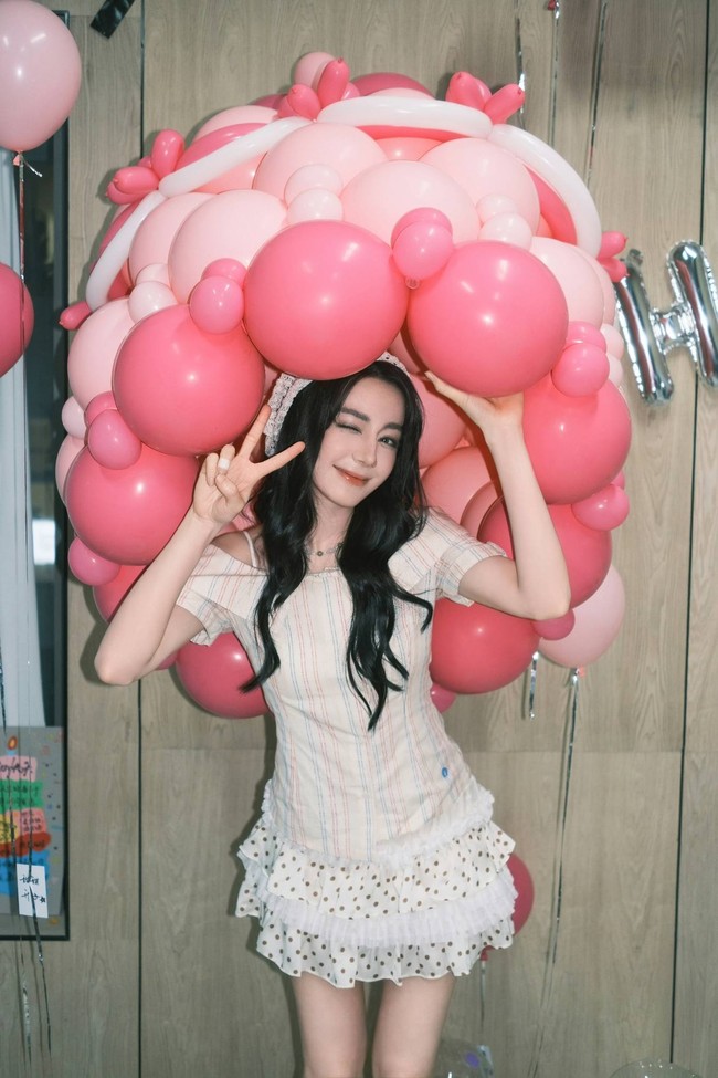 Tampil simpel namun tetap chic dan modis di perayaan ulang tahunnya, aktris asal Xinjiang ini terlihat menggemaskan saat berpose di bawah rangkaian balon besar berwarna pink yang dibentuk menyerupai kubah. Foto: Dok. Weibo Dilraba Dilmurat