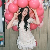 Tampil simpel namun tetap chic dan modis di perayaan ulang tahunnya, aktris asal Xinjiang ini terlihat menggemaskan saat berpose di bawah rangkaian balon besar berwarna pink yang dibentuk menyerupai kubah. Foto: Dok. Weibo Dilraba Dilmurat