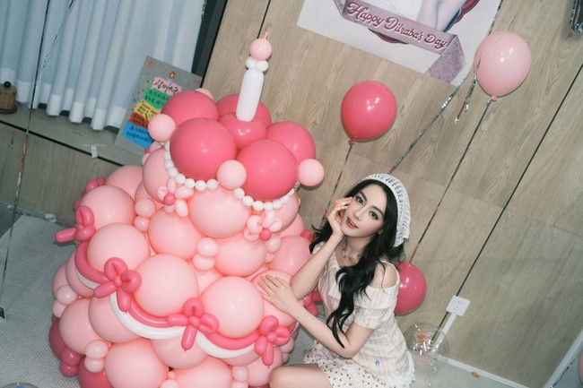 Dilraba Dilmurat juga berpose di samping dekorasi balon raksasa yang dilengkapi tiruan lilin ulang tahun di atasnya. Foto: Dok. Weibo Dilraba Dilmurat