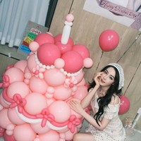 Dilraba Dilmurat juga berpose di samping dekorasi balon raksasa yang dilengkapi tiruan lilin ulang tahun di atasnya. Foto: Dok. Weibo Dilraba Dilmurat