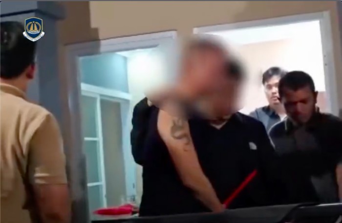Ditjen Imigrasi menangkap WN Amerika Serikat (AS) berinisial AW. Pria itu merupakan buronan aparat AS atas kasus pelecehan seksual di negaranya (dok Ditjen Imigrasi)