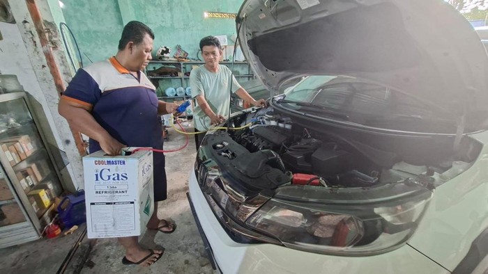 Prayitno pengelola bengkel di Nganjuk yang terdampak dolar AS yang semakin naik