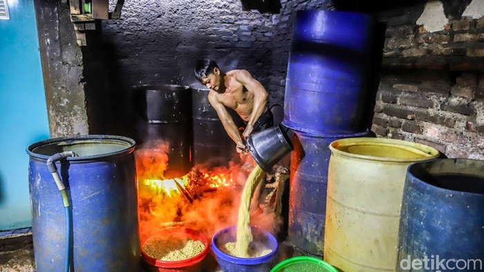 Dolar Tembus Rp18.000, Perajin Tempe Terjepit Kenaikan Biaya Produksi Sejumlah perajin membikin tempe dengan bahan baku kedelai impor di area Kampung Tempe, Sunter Jaya, Jakarta Utara, Jumat (5/6/2026). Aktivitas produksi tetap berjalan di tengah tekanan biaya nan semakin berat akibat melemahnya nilai tukar rupiah terhadap dolar Amerika Serikat nan menembus Rp18.000 per dolar AS.
