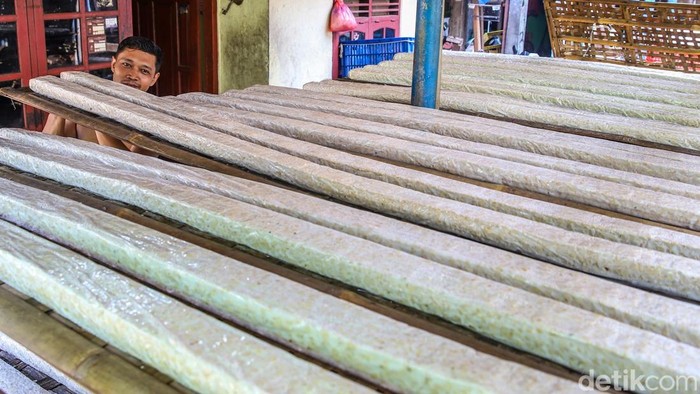 Dolar Tembus Rp18.000, Perajin Tempe Terjepit Kenaikan Biaya Produksi Sejumlah perajin membikin tempe dengan bahan baku kedelai impor di area Kampung Tempe, Sunter Jaya, Jakarta Utara, Jumat (5/6/2026). Aktivitas produksi tetap berjalan di tengah tekanan biaya nan semakin berat akibat melemahnya nilai tukar rupiah terhadap dolar Amerika Serikat nan menembus Rp18.000 per dolar AS.