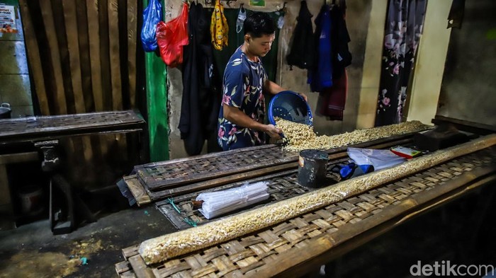 Dolar Tembus Rp18.000, Perajin Tempe Terjepit Kenaikan Biaya Produksi Sejumlah perajin membikin tempe dengan bahan baku kedelai impor di area Kampung Tempe, Sunter Jaya, Jakarta Utara, Jumat (5/6/2026). Aktivitas produksi tetap berjalan di tengah tekanan biaya nan semakin berat akibat melemahnya nilai tukar rupiah terhadap dolar Amerika Serikat nan menembus Rp18.000 per dolar AS.