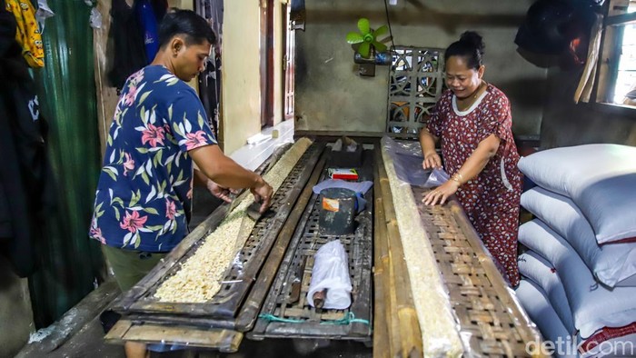 Dolar Tembus Rp18.000, Perajin Tempe Terjepit Kenaikan Biaya Produksi Sejumlah perajin membikin tempe dengan bahan baku kedelai impor di area Kampung Tempe, Sunter Jaya, Jakarta Utara, Jumat (5/6/2026). Aktivitas produksi tetap berjalan di tengah tekanan biaya nan semakin berat akibat melemahnya nilai tukar rupiah terhadap dolar Amerika Serikat nan menembus Rp18.000 per dolar AS.