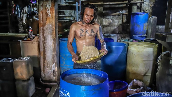 Dolar Tembus Rp18.000, Perajin Tempe Terjepit Kenaikan Biaya Produksi Sejumlah perajin membikin tempe dengan bahan baku kedelai impor di area Kampung Tempe, Sunter Jaya, Jakarta Utara, Jumat (5/6/2026). Aktivitas produksi tetap berjalan di tengah tekanan biaya nan semakin berat akibat melemahnya nilai tukar rupiah terhadap dolar Amerika Serikat nan menembus Rp18.000 per dolar AS.