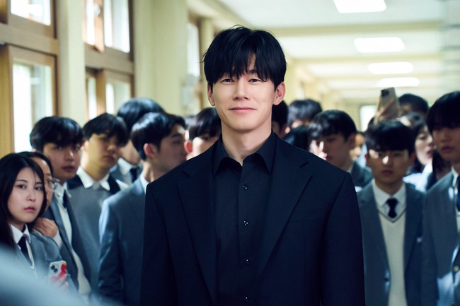 Menyusul popularitas drama Korea Teach You A Lesson, Kim Mu Yeol diundang menghadiri acara peragaan busana Ferragamo bersama istrinya Yoon Seung Ah. Sang aktor juga sukses menggelar fan meeting pertamanya sejak debut akting. Foto: dok. Netflix