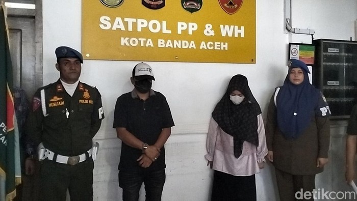 Dua tersangka khalwat ditahan Satpol PP & WA. (Agus Setyadi/detikSumut)