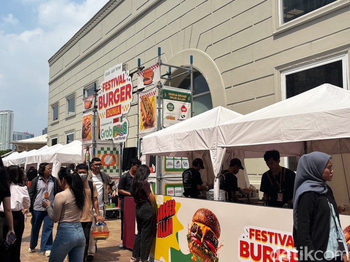 Seru! Aldi Taher Ajak Menekraf Teuku Harsya Keliling Festival Burger Sedunia