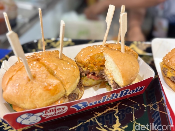 Seru! Aldi Taher Ajak Menekraf Teuku Harsya Keliling Festival Burger Sedunia
