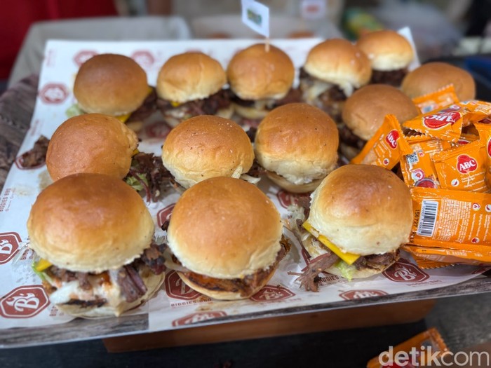 Seru! Aldi Taher Ajak Menekraf Teuku Harsya Keliling Festival Burger Sedunia