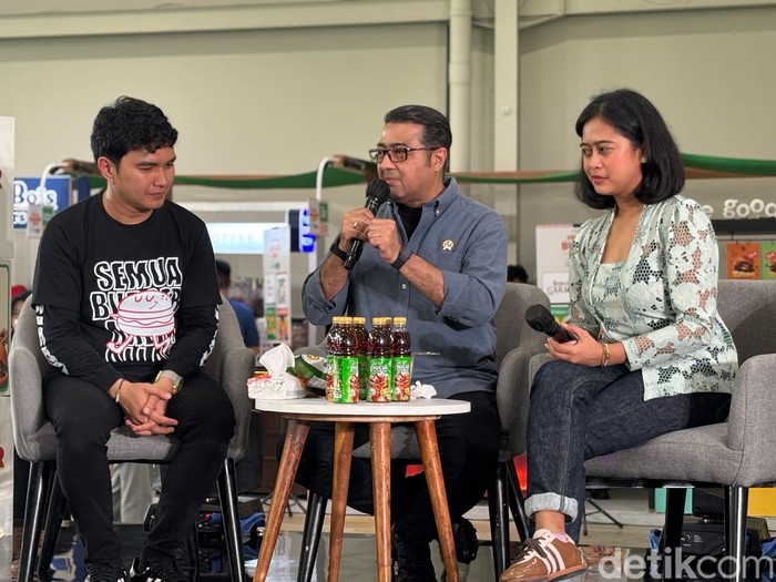 Seru! Aldi Taher Ajak Menekraf Teuku Harsya Keliling Festival Burger Sedunia