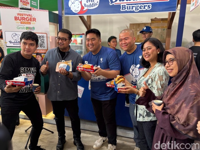Seru! Aldi Taher Ajak Menekraf Teuku Harsya Keliling Festival Burger Sedunia