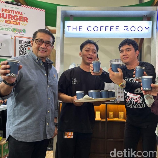 Seru! Aldi Taher Ajak Menekraf Teuku Harsya Keliling Festival Burger Sedunia