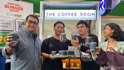 Seru! Aldi Taher Ajak Menekraf Teuku Harsya Keliling Festival Burger Sedunia